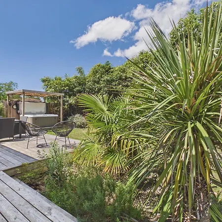 Holiday home Maison Avec Jacuzzi Et Grand Jardin - 6 Pers *